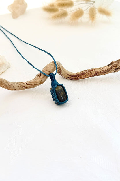 Handmade Labradorite macramé necklace, side view showing the gemstone and macramé knotting