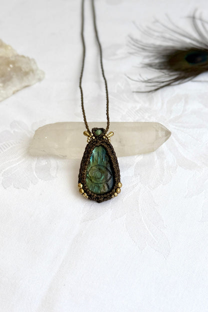 Colar Artesanal em Macrame com Labradorite Multicolor e Prehnite | Amuleto de Proteção