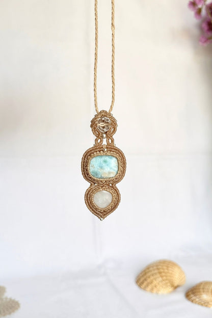 Hanging macrame pendant with three vertically arranged stones: clear quartz, blue Larimar and Moonstone.