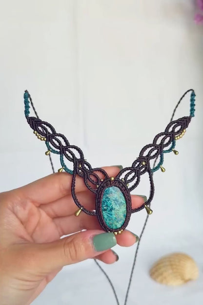 Video showing the chrysocolla stone’s blue-green colours and intricate natural veining in its brown macrame setting.