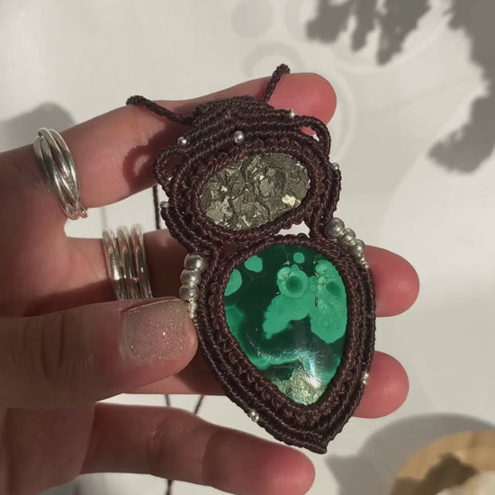 Video showcasing handmade macrame necklace with malachite and raw pyrite, highlighting the gemstone’s shine and movement.