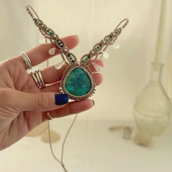 Video showing the movement and natural shine of a Chrysocolla macramé necklace with Azurite and Moonstone details
